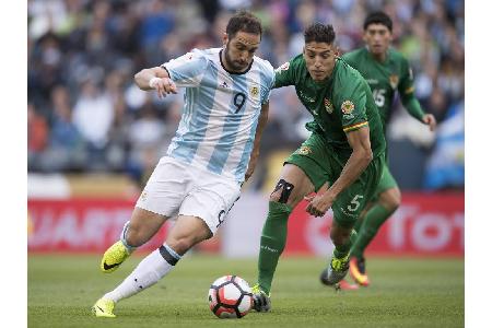 Auch Gonzalo Higuaín (l.) taucht auf diesem Bild eher zufällig auf. Rechts neben ihm ist Nelson Cabrera im Trikot Boliviens ...