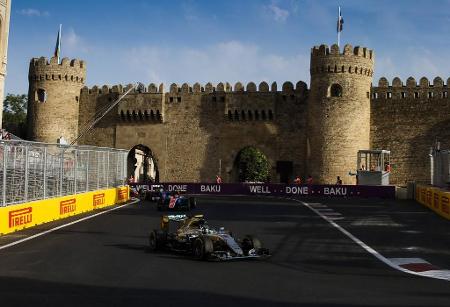 Nico Rosberg sicherte sich den ersten Siegerpokal zwischen Altstadt, Promenade und Regierungsviertel in der Hauptstadt Aser...