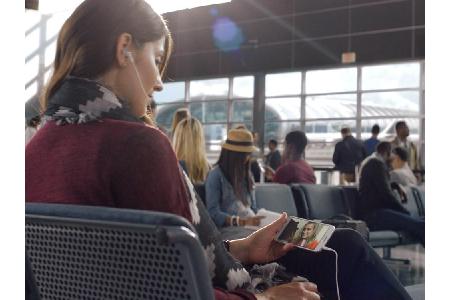 Ob am Flughafen, in der U-Bahn oder zuhause auf der Couch: Blockbuster und Serien lassen sich heutzutage überall genießen. H...