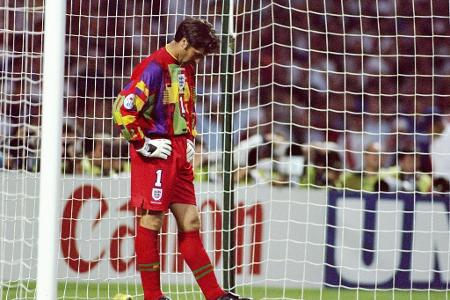 Als farbenfrohes Schreckgespenst versuchte Englands David Seaman bei der EM 1996 sein Glück als Elfmetertöter.