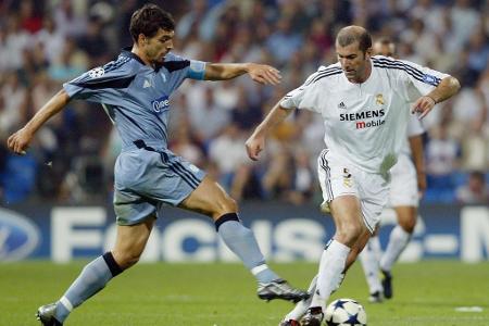 Auch Zidane machte Anfang des Jahrtausends den Hattrick perfekt. Mittlerweile bei Real Madrid, hatte der Franzose nichts von...