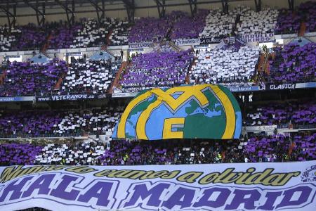 Vor dem 212. Madrilener Stadtderby werden die Mannschaften von den Real-Fans im Bernabéu mit dieser imposanten Choreografie ...