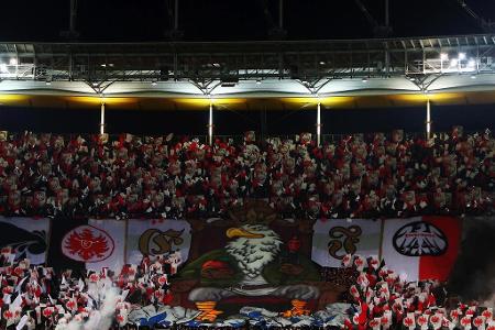 Die Eintracht-Fans hissen einen Frankfurter-Riesenadler, der im Meer der Vereinsfarben die Tribüne schmückt! Erstmals seit 3...