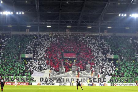 Vor dem richtungweisenden Europapokalspiel gegen Alkmaar machen die Fans des FC Augsburg ihr Team heiß. 'Männer, das wird un...