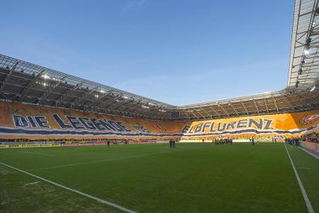 'Die Legende aus Elbflorenz' - Die Fans von Dynamo Dresden zaubern die größte Blockfahne Europas aus dem Hut.