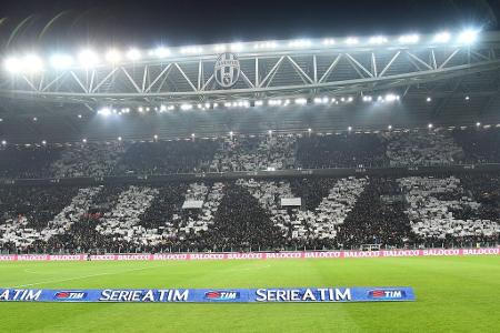 'JUVE' schreit es am 31. Oktober 2015 vor dem Derby zwischen Juventus und dem Torino FC von den Rängen des Juventus Stadiums.