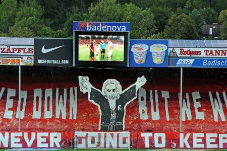 Nach dem Abstieg 2015 begrüßen die Fans des SCF ihre Elf mit dieser Choreo im Unterhaus. Aussage: 'Wir wurden niedergeschlag...