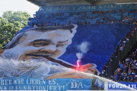 'Wir haben zwar keinen Plan, aber wir lieben es, wenn er funktioniert!' Die Fans des SV Darmstadt 98 hoffen auf den Durchmar...