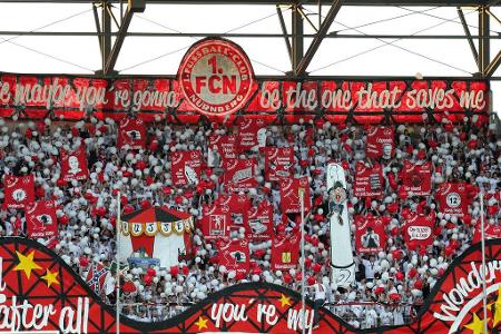 Die Fans des 1. FC Nürnberg feiern ihren Klub am 04. Mai 2015. Inklusive 'Trainerkarussel' und 'Fahrstuhlmannschaft'.