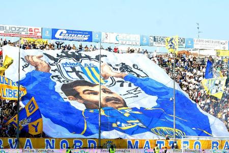 Die Fans des Parma FC erinnern am 11. April 2015 an den verstorbenen Parma-Anhänger Matteo Bagnaresi. Der Tifoso wurde im Mä...