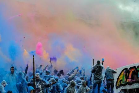 Farbenfrohes Treiben in Bordeaux! Die Girondins-Fans hüllen das Stade Chaban-Delmas in bunte Farben...