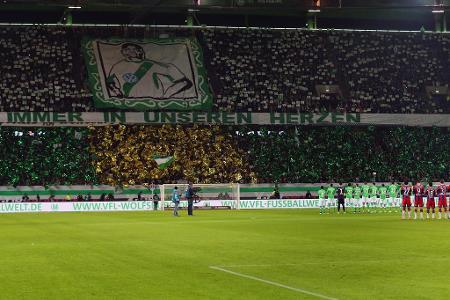 Ergreifender Abschied! Zum Auftakt der Bundesliga-Rückrunde 2014/2015 verabschieden sich die Fans der Wölfe vom kurz zuvor v...