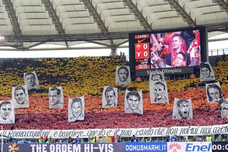 Vor dem Stadtderby gegen Lazio präsentieren die Fans des AS Rom die Konterfeis ihrer Klublegenden.