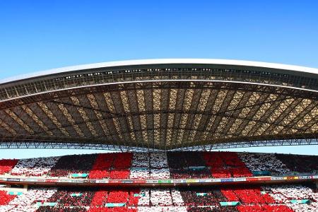 Urawa-Fans bekennen während des J-League-Spiels gegen Saitama Farbe.