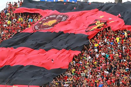 Die Fans des Sport Club Recife freuen sich auf das Heimspiel ihres Teams gegen Figueirense und zeigen dies mit einer tollen ...