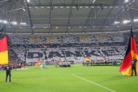 Vor dem EM-Qualifikationsspiel gegen Irland empfängt das deutsche Publikum den amtierenden Weltmeister gebührend.