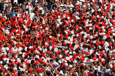 Was tun wenn gerade mal keine Zeit für eine ausgeklügelte Faneinlage bleibt. Die Fans der Corinthians aus São Paulo greifen ...