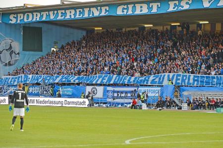 'Bielefeld: Ihr habt 180 Minuten die Liga zu verlassen!' So die klare Ansage der Darmstädter Fans im Hinspiel der Relegation...