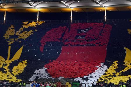 Den Adler im Wappen, den Adler im Herzen! Vor dem EL-Sechzehntelfinal-Rückspiel gegen Porto gaben sich die Frankfurt-Support...