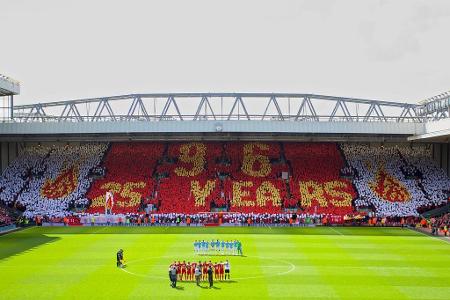 Never forgotten: Im Vorfeld des Ligaspiels gegen Manchester City gedenken die Fans anlässlich des 25 Jahrestags den Opfern d...
