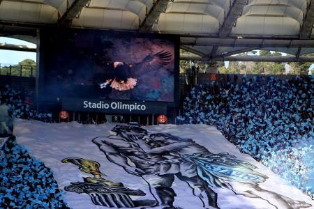 Im Derby della Capitale unterstützen die Fans von Lazio ihre Elf mit diesem Banner.