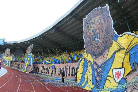 Gut gebrüllt! Beim Niedersachsenderby gegen 96 empfangen die Fans der Löwen aus Braunschweig die Landeshauptstädter mit dies...