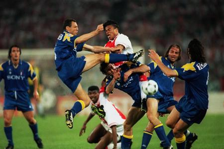 Im Finale der Champions League 1996 springt Juves Pietro Vierchowod (l.) mit höchstem Risiko in den Zweikampf. Einigen Mit- ...