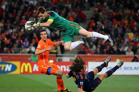 Nicht nur gegnerische Torhüter mussten sich vor Puyol in Acht nehmen. Im WM-Finale 2010 räumt der Abwehrmann mit der markant...