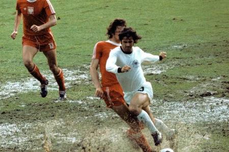 Ebenso spektatulär sind die Bilder vom Halbfinale der WM 1974 zwischen Deutschland und Polen. Sintflutartige Regenfälle hatt...