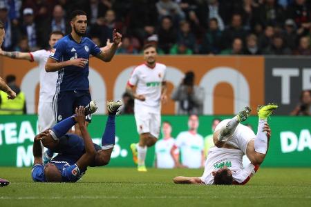 Schalkes Naldo und Augsburgs Dong-won Ji führen im Bundesligaspiel im Herbst 2016 eine synchrone Bodenübung vor.