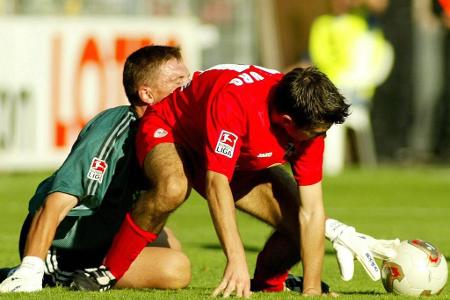 Manchmal sind die Dinge nicht so, wie sie auf den ersten Blick erscheinen - wie hier im September 2003 zwischen Schalkes Fra...