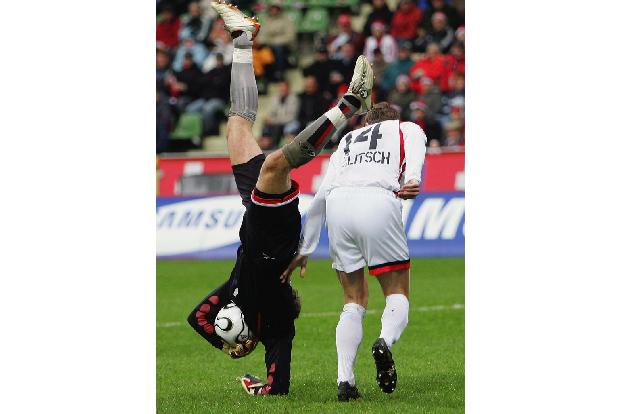 Mit dem Kopf voran und dem Ball im Arm stürzt Robert Enke 2005 dem Boden entgegen.