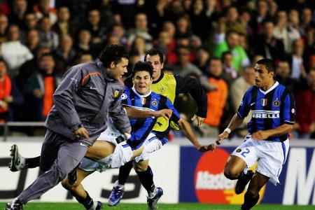 Hässliche Jagdszenen konnte der Fotograf in der Champions League im März 2007 zwischen Inter und Valencia einfangen. Julio C...
