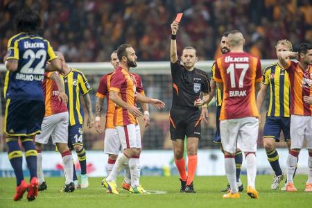Eine besondere Würze hat das Duell zwischen den Istanbuler Konkurrenten Galatasaray und Fenerbahce: Die beiden Klubs kommen ...