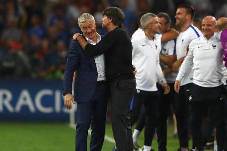 Nach der Niederlage gegen Frankreich im EM-Halbfinale 2016 gratuliert Löw seinem französischen Kollegen zum Weiterkommen.