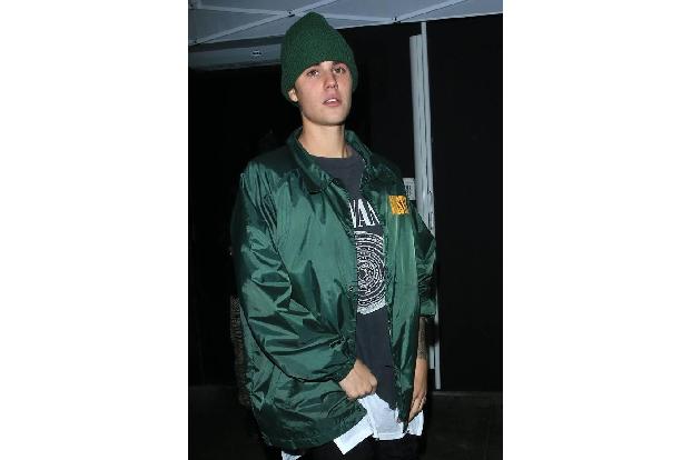 ...Justin Bieber dann wohl explizit sein Gesicht vor den Fotografen versteckt? Wer weiß. Vielleicht hat er ja gerade einen f...