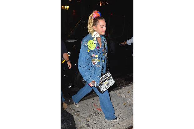 ...dann ein Denim-Look von Kopf bis Fuß! Von Miley Cyrus ist man in Sachen ausgeflippter Kleidung und Mangel an Stilsicherhe...