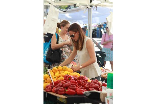 ...Besuch beim Farmer's Market in Kalifornien. Tja, hinter einer Brille mit getönten Scheiben kann sie hervorragend verweint...