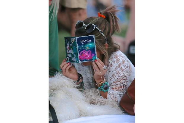 ...von dieser jungen Lady behaupten. Die wollte beim Coachella-Festival mal kurz für sich sein und fand hinter einem Festiva...