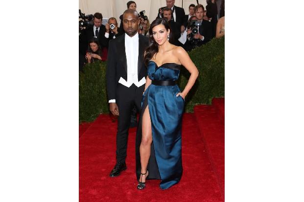 ...Kim Kardashian im vergangenen Jahr. Damals trat sie versehentlich auf ihr Kleid und machte den Beinausschnitt größer, als...