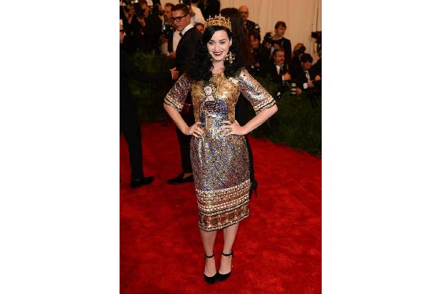 ...dürfte es bei Katy Perry zugehen. Beim MET Ball 2013 erschien sie im Cleopatra-Style samt Krone. Ob ihr Outfit für 2015 g...