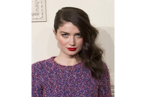 ...hübsche Lady heißt Eve Hewson, ist 23 Jahre alt und ebenfalls Schauspielerin - womit sie sich immerhin von ihrem berühmte...