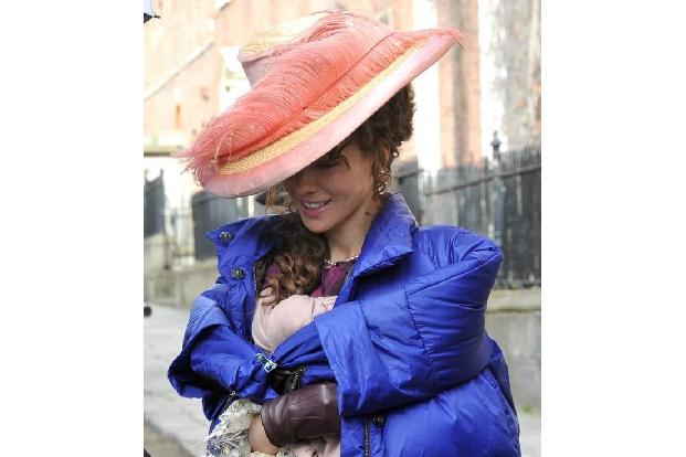 Ist die jeck oder was? In Dublin wurde Schauspielerin Kate Beckinsale jetzt in diesem schmucken Outfit im Stil des 18. Jahrh...
