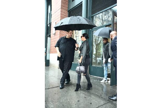 ...Kim Kardashian - einer muss den verfluchten Schirm ja tragen, wenn die Promi-Dame von Welt schon die Handtasche selbst tr...