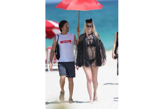 ...es wahrscheinlich wesentlich angenehmer, eine Schönheit wie Lara Stone am Strand von Miami vor zu viel Sonneneinstrahlung...