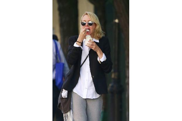 ...bei Naomi Watts - wer sieht schon perfekt aus, wenn er sich einen Happen Schoko-Eis in die Futterluke schiebt? Mit weit g...