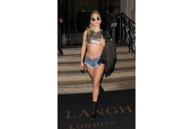 Es gibt eben keine wie Lady Gaga! Als sie am Donnerstagabend in London vor ihrem Hotel gesichtet wurde, präsentierte sich de...