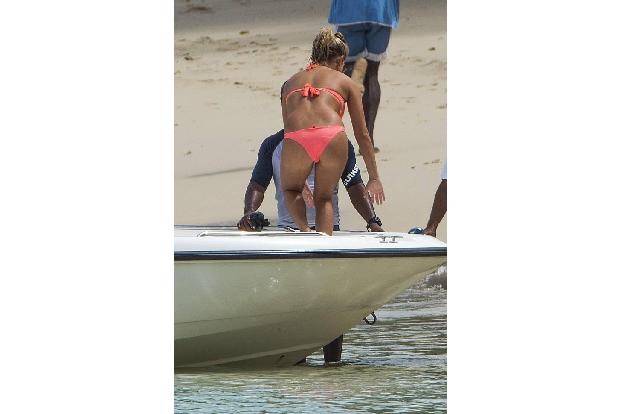 ...ihrem Ausflug auf hoher See ließ sich das Model wieder zum Strand fahren, wo sie ihre knackige Kehrseite in Richtung Papa...