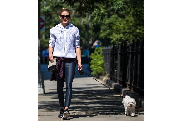 ...It-Girl Olivia Palermo und ihr süßer Hund namens Mr Butler, mit dem sie gerne mal durch die Grünanlagen von Brooklyn zieh...