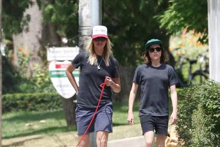 ...ratsam, sich Unterstützung mit zum Gassi gehen zu nehmen. Ellen Page setzt da ganz auf ihre Freundin Samantha Thomas - wo...